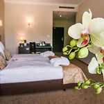 Hotel Trzebnica 호텔 4*