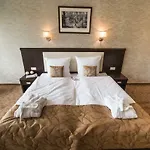 호텔 Hotel Trzebnica 4*